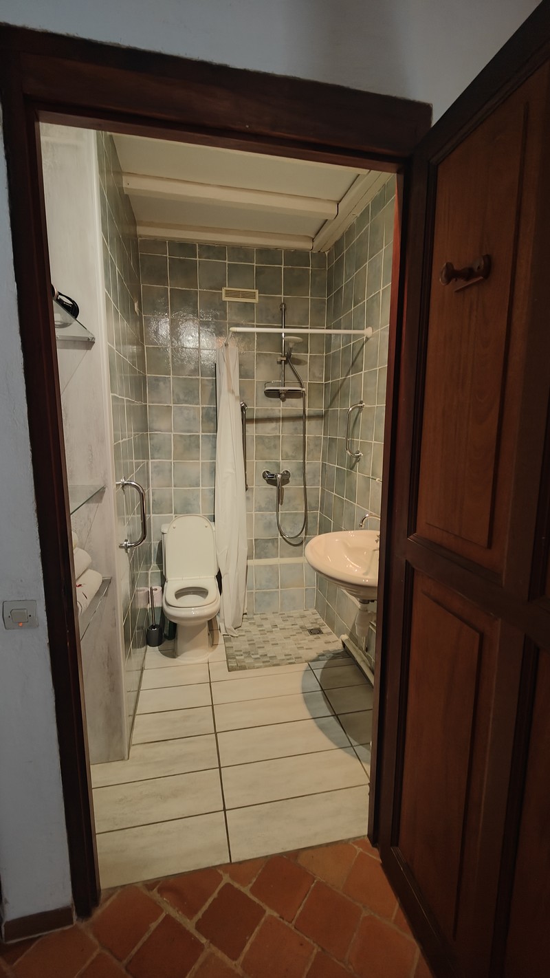 Douche et WC de la chambre double