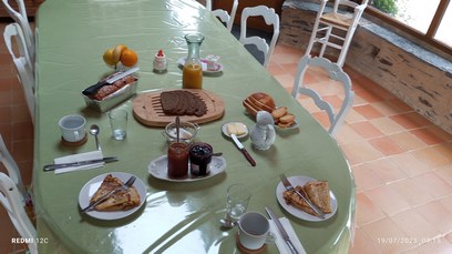 Petit déjeuner en véranda, chambre d'hôtes Saint Jacob