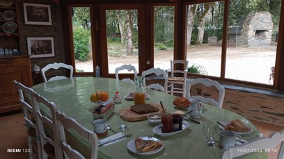 Petit déjeuner en véranda, chambre d'hôtes Saint Jacob