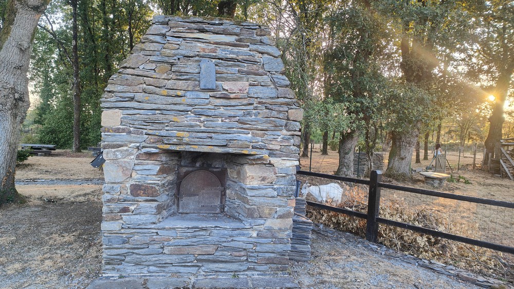 El horno de pan tradicional de piedra de esquisto